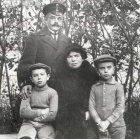 Kostek (left) with parents and brother Mietek in Moscow, 1915