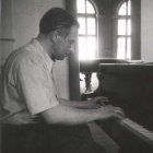 Gałczyński in Krynica before the “piano concert”, 1946. Photo H. Hermanowicz